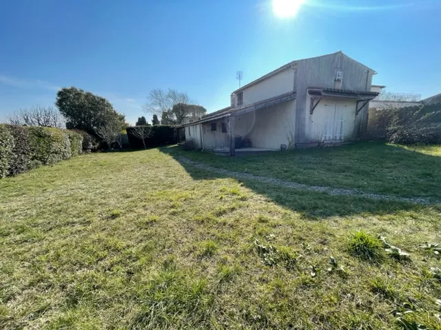 Maison à rénover à Talmont-sur-Gironde avec jardin et vue sur l'estuaire 