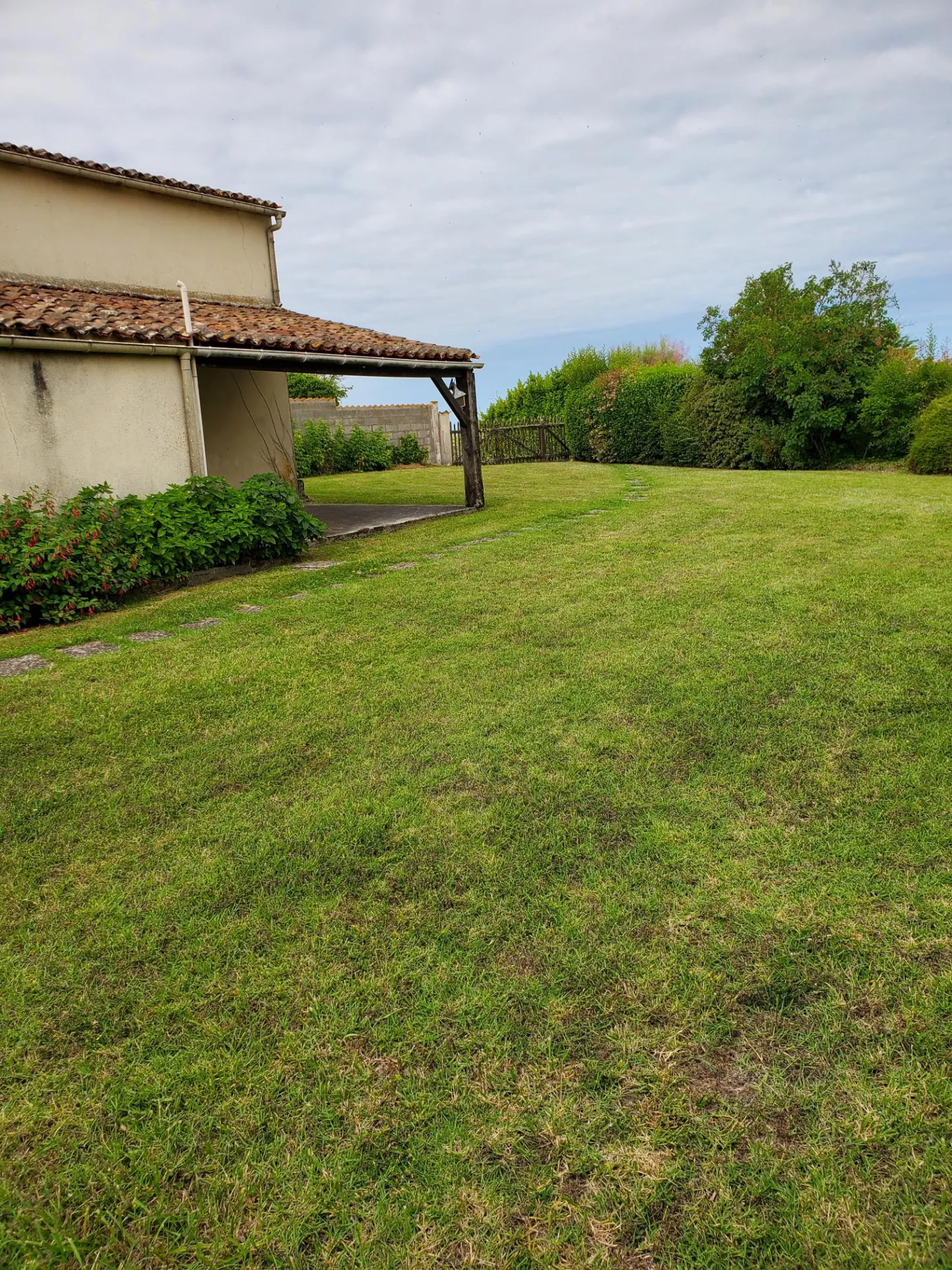 Maison à rénover à Talmont-sur-Gironde avec jardin et vue sur l'estuaire 