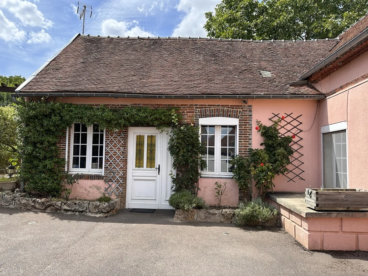 Entre Nogent-sur-Seine et Thorigny-sur-Oreuse - Fermette avec jardin clos et arboré 