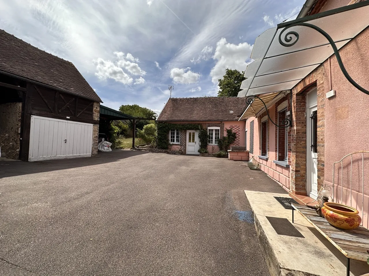 Entre Nogent-sur-Seine et Thorigny-sur-Oreuse - Fermette avec jardin clos et arboré 