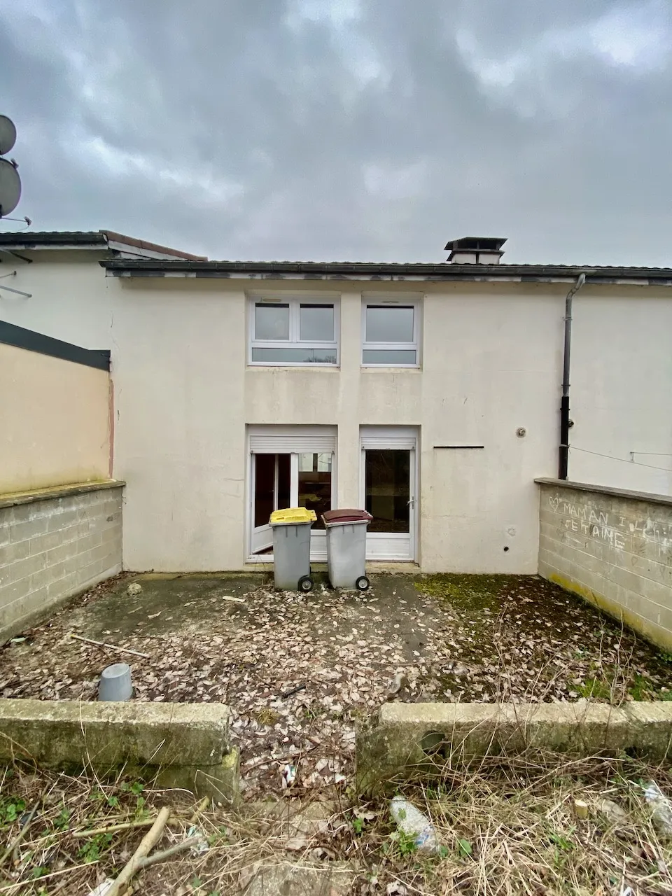 Maison lumineuse à Hautmont avec jardin et garage à rénover 