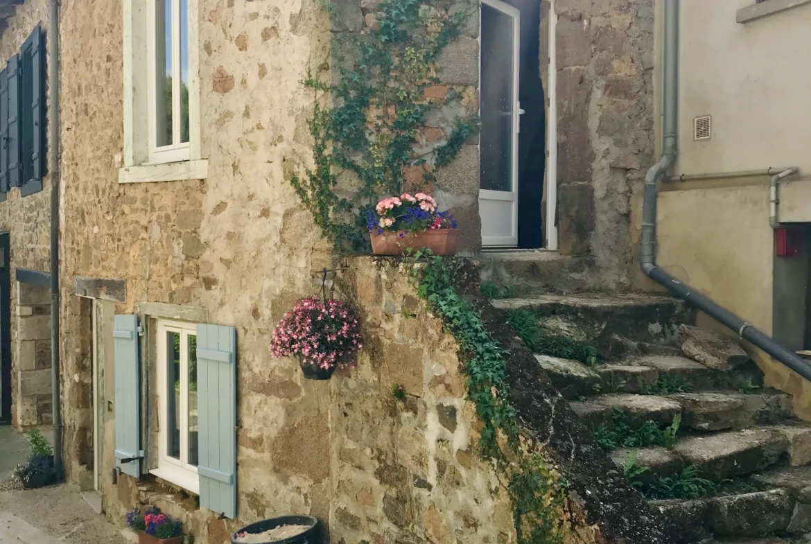 Maison de bourg à Massignac avec trois chambres 