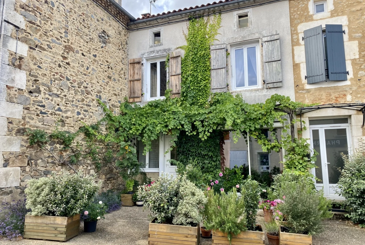 Maison de bourg à Massignac avec trois chambres 