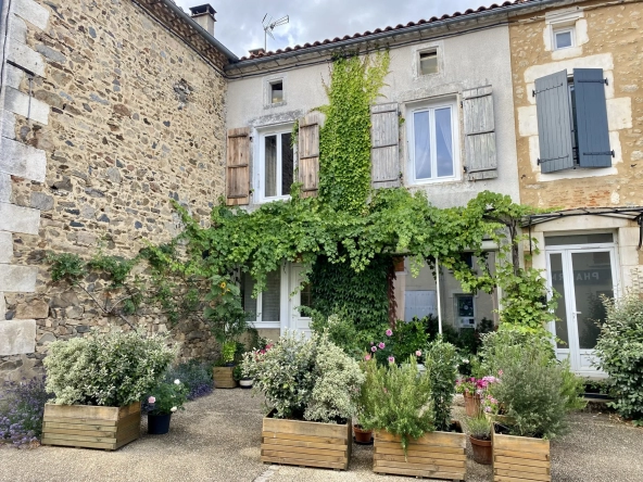 Maison de bourg à Massignac avec trois chambres