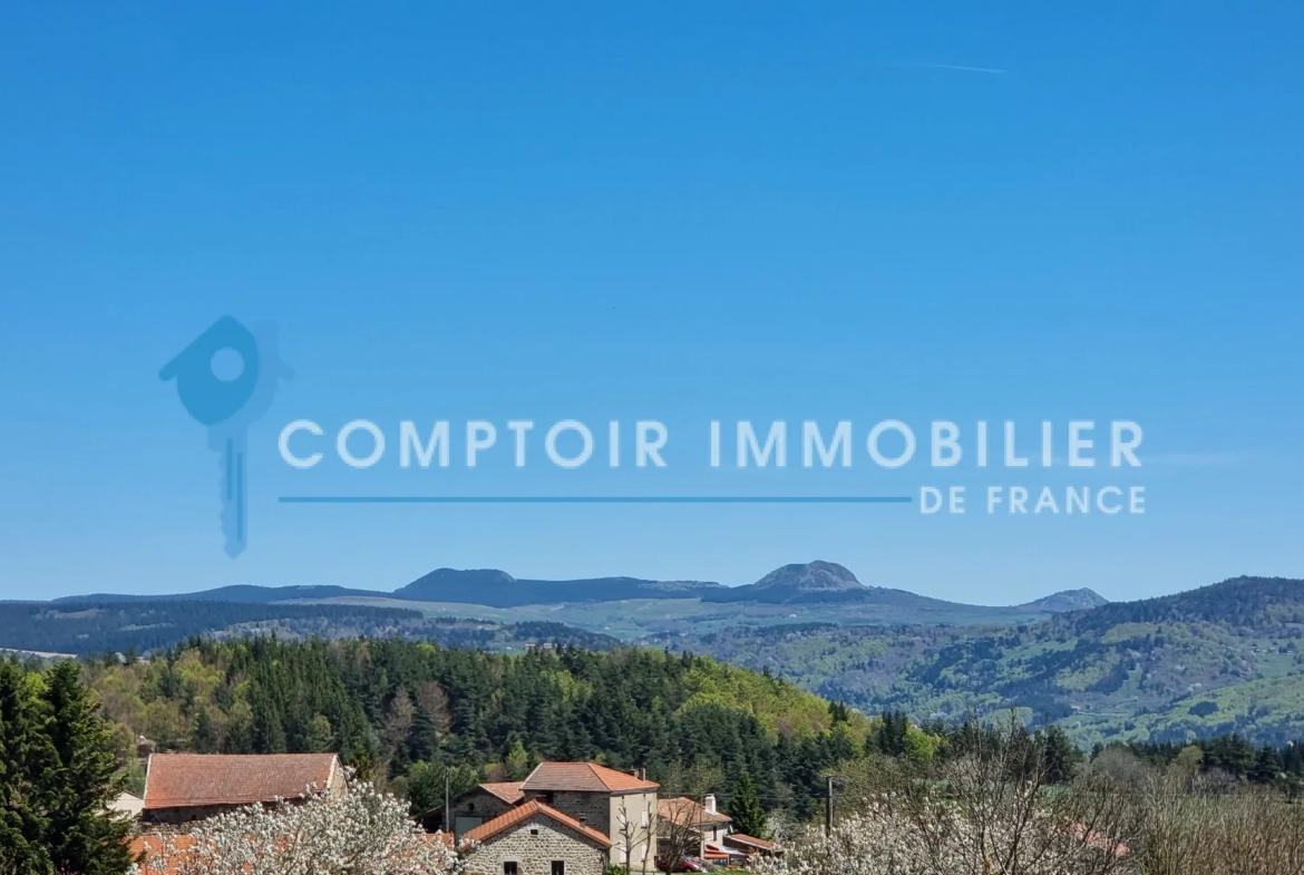 Ferme à Coucouron avec vue sur les Monts Mezenc et Gerbier de Jonc 