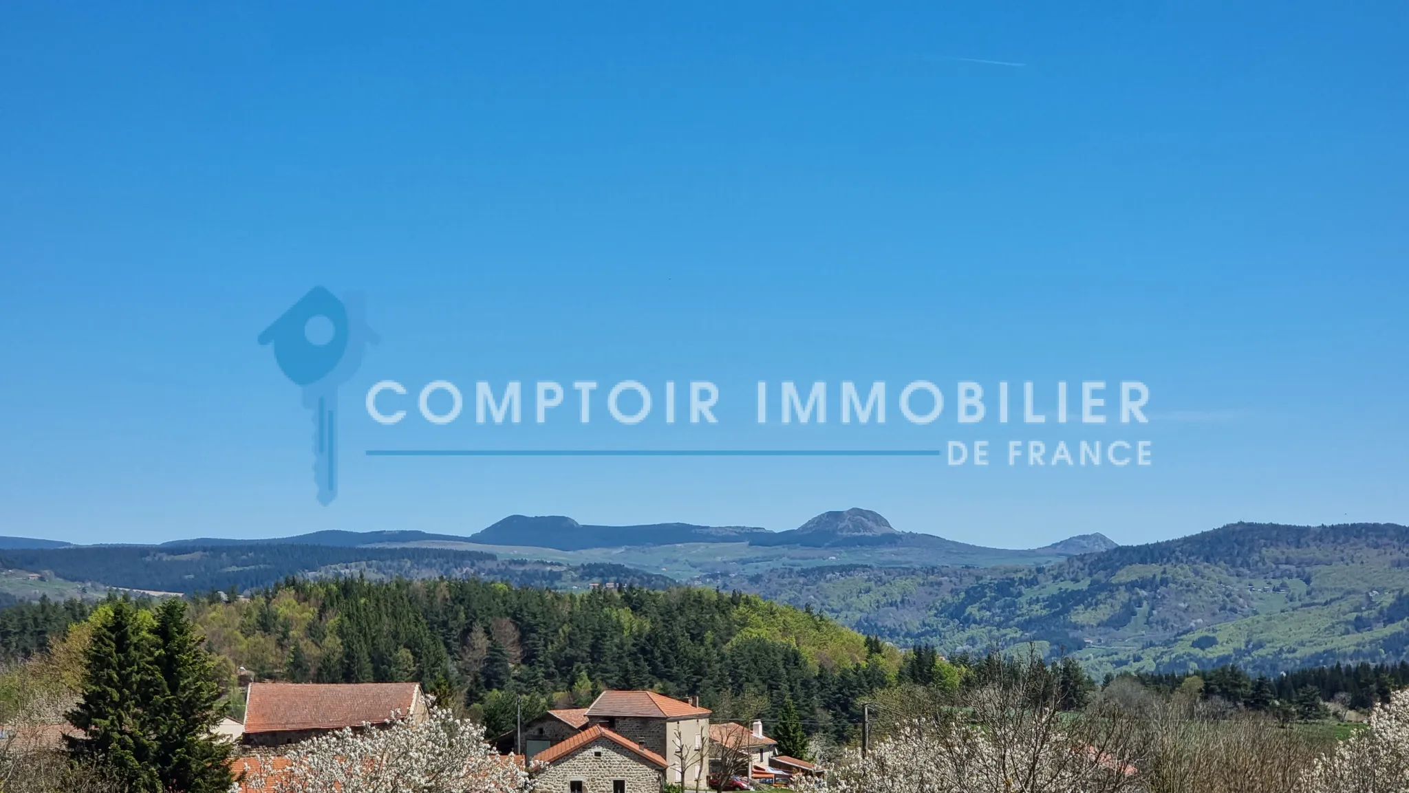 Ferme à Coucouron avec vue sur les Monts Mezenc et Gerbier de Jonc 