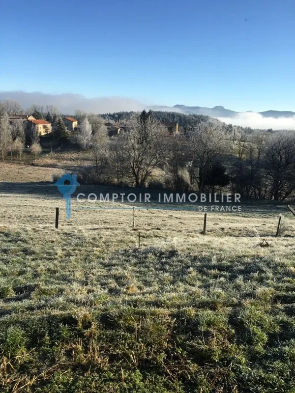 Ferme à Coucouron avec vue sur les Monts Mezenc et Gerbier de Jonc 