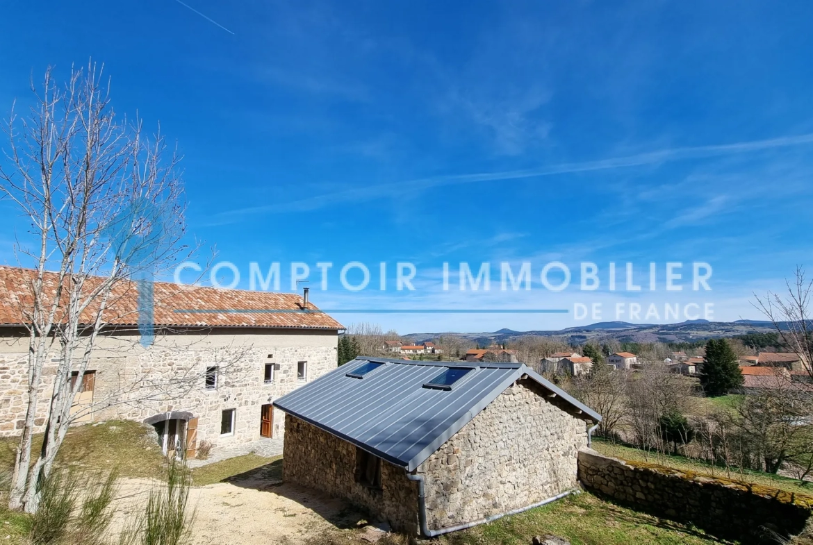 Ferme à Coucouron avec vue sur les Monts Mezenc et Gerbier de Jonc 