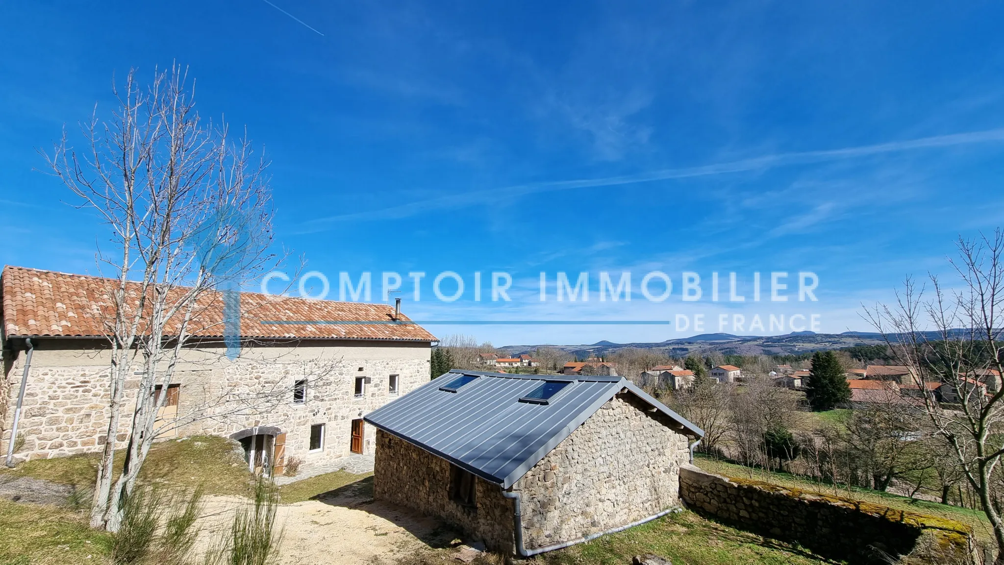 Ferme à Coucouron avec vue sur les Monts Mezenc et Gerbier de Jonc 