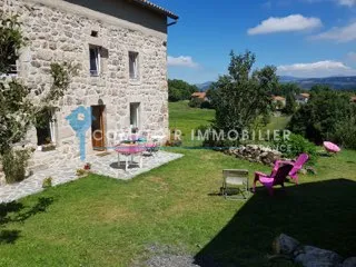 Ferme à Coucouron avec vue sur les Monts Mezenc et Gerbier de Jonc 