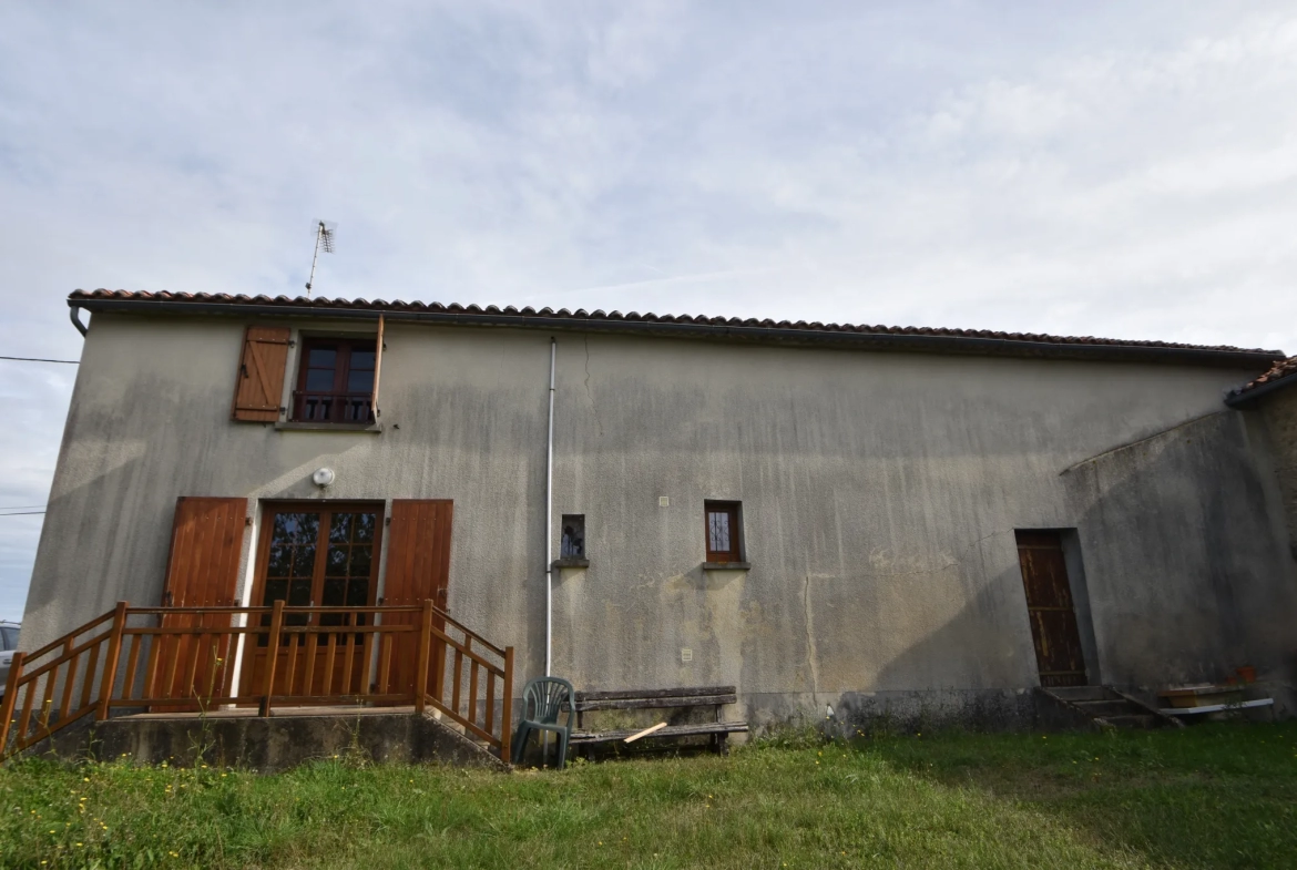 Maison de Hameau avec Terrain et Grange à Montbron 16220 