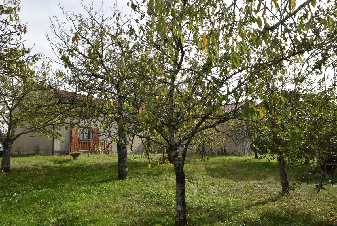 Maison de Hameau avec Terrain et Grange à Montbron 16220 