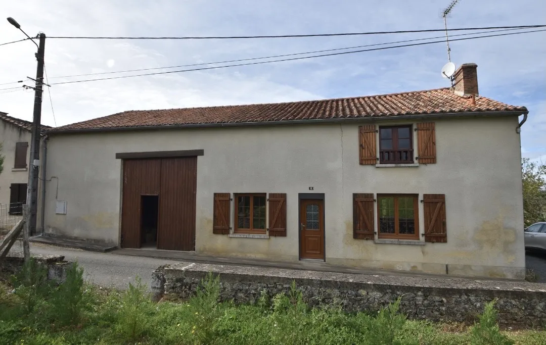 Maison de Hameau avec Terrain et Grange à Montbron 16220 