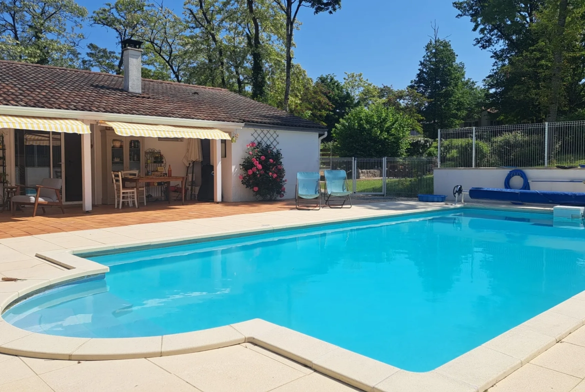 Pavillon dans un village vacances à Ecuras 