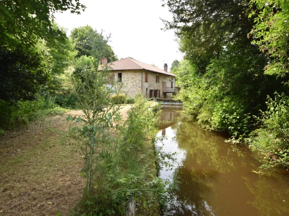 Ancien Moulin de 185 m2 avec terrain d'1,5 ha boisé à Oradour sur Vayres