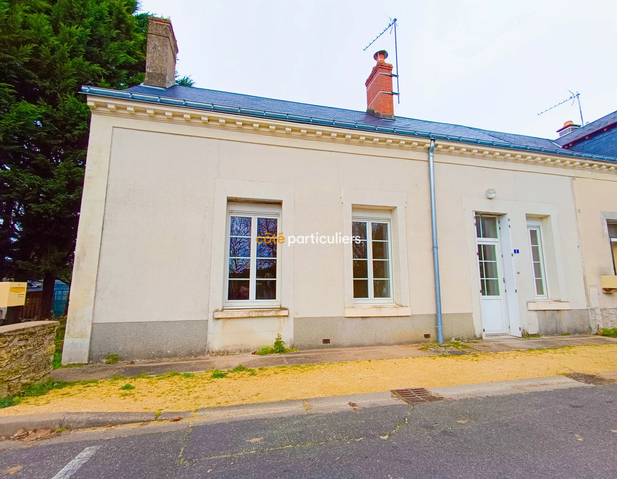 Maison rénovée du 19ème siècle à Savigne sur Lathan 