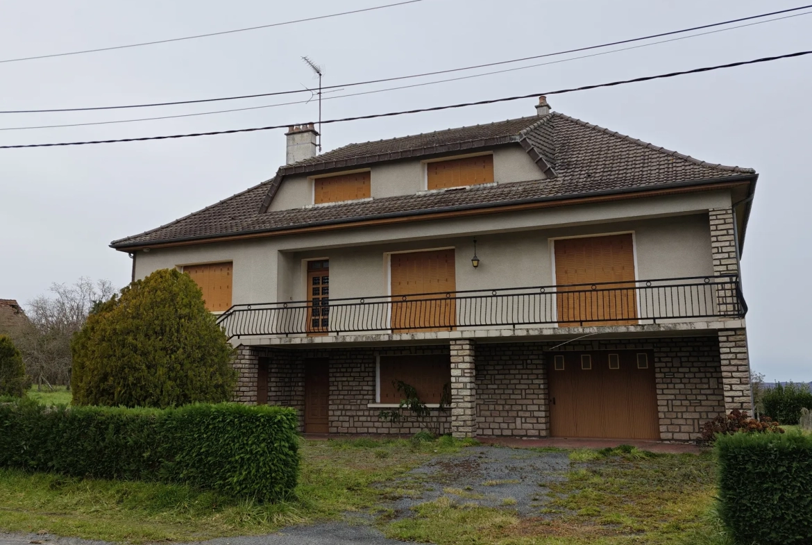 Grande Maison à Rénover avec Sous-sol et Terrain Spacieux 