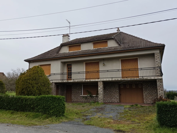 Grande Maison à Rénover avec Sous-sol et Terrain Spacieux