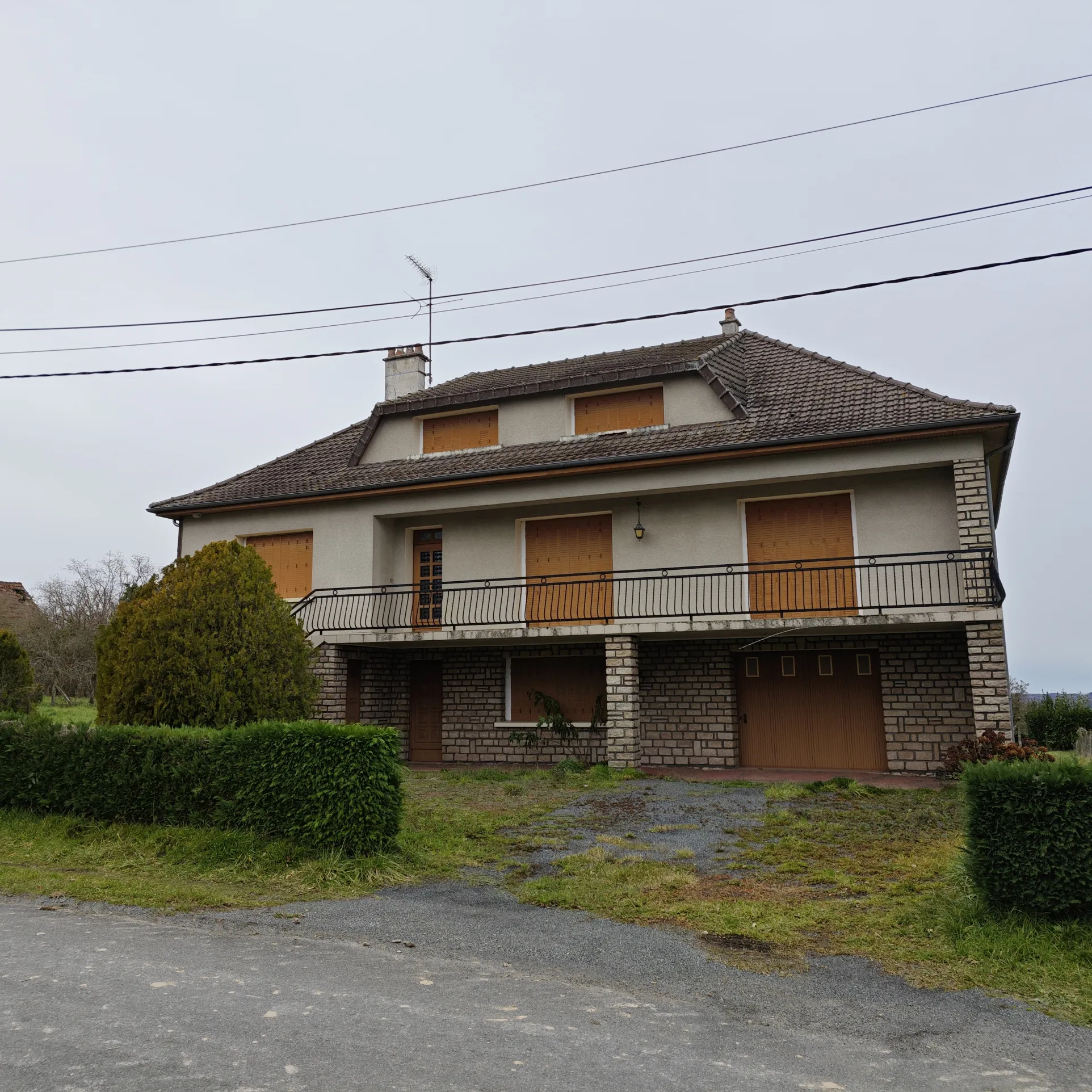 Grande Maison à Rénover avec Sous-sol et Terrain Spacieux 