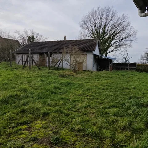 Grande Maison à Rénover avec Sous-sol et Terrain Spacieux 