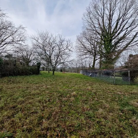 Grande Maison à Rénover avec Sous-sol et Terrain Spacieux 