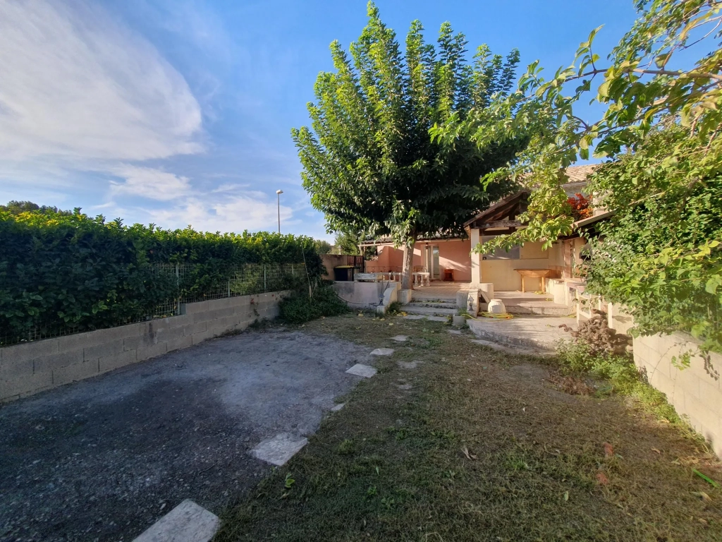 Maison mitoyenne rénovée avec 4 chambres à Jonquieres