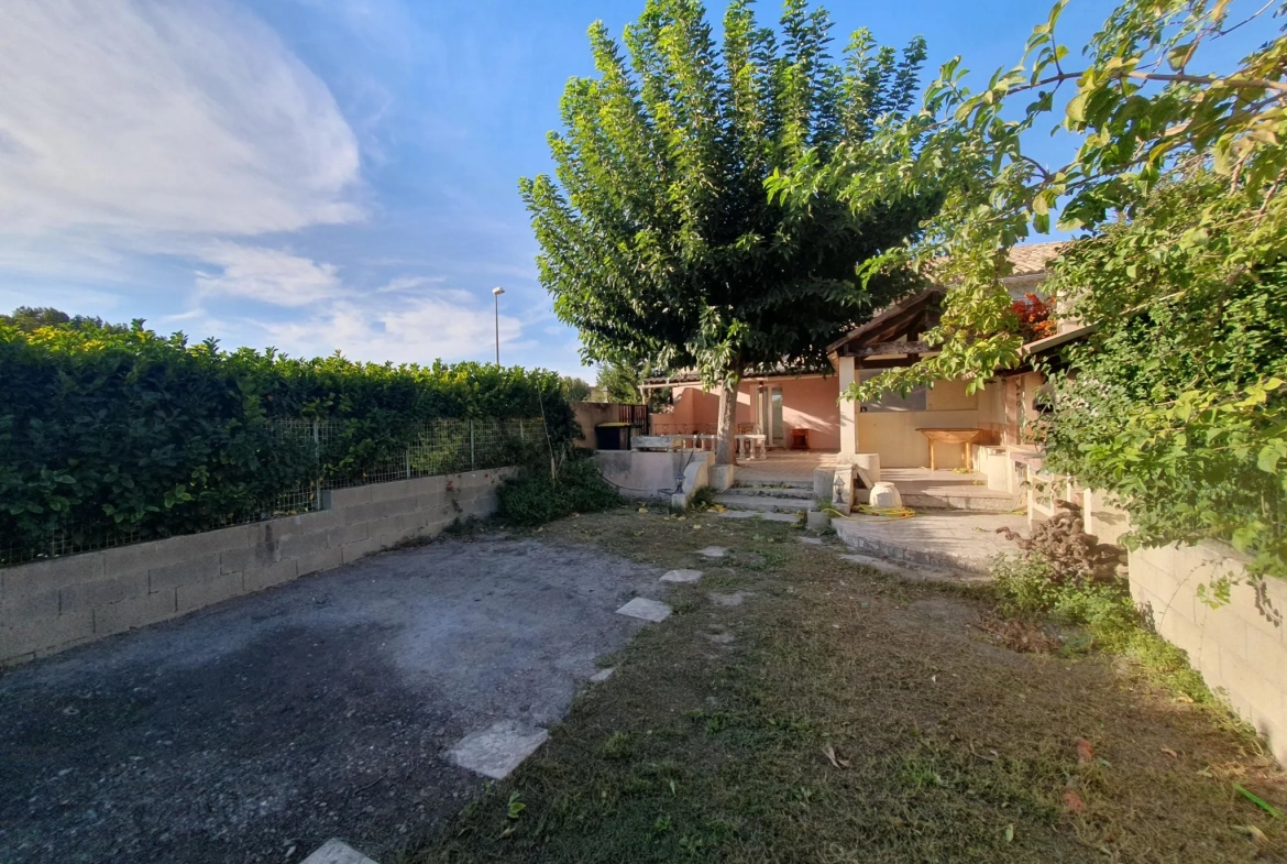 Maison mitoyenne rénovée avec 4 chambres à Jonquieres 