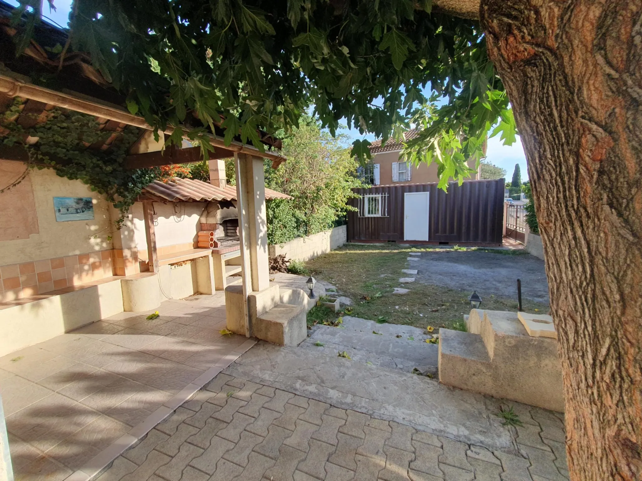 Maison mitoyenne rénovée avec 4 chambres à Jonquieres 