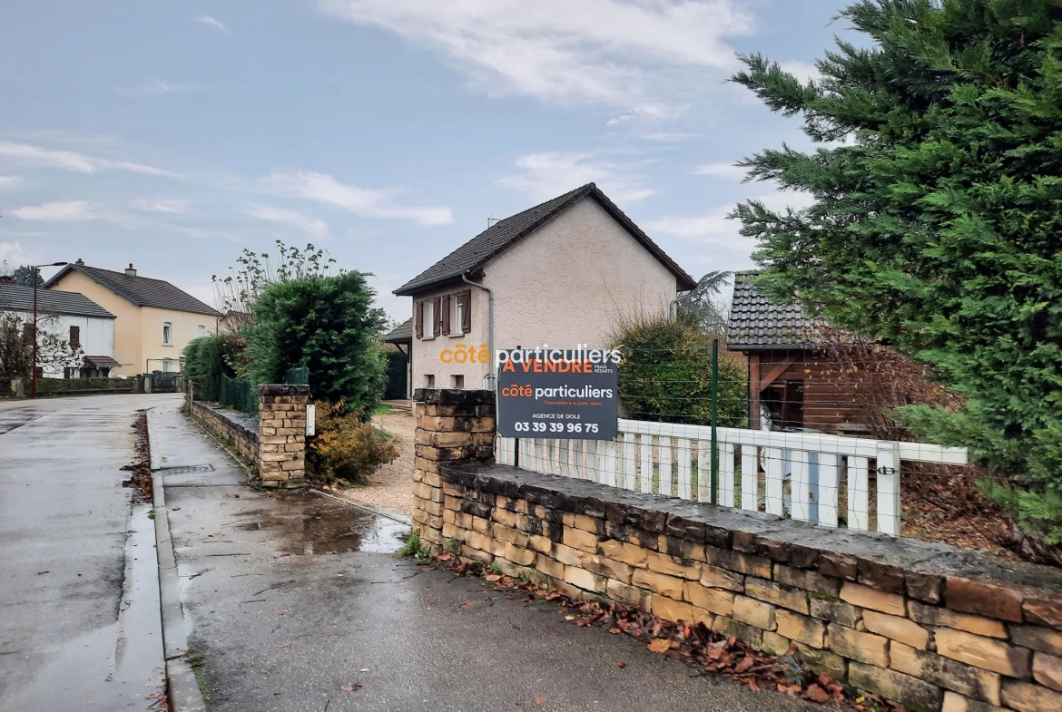 Maison individuelle à Foucherans avec véranda chauffée et piscine enterrée 