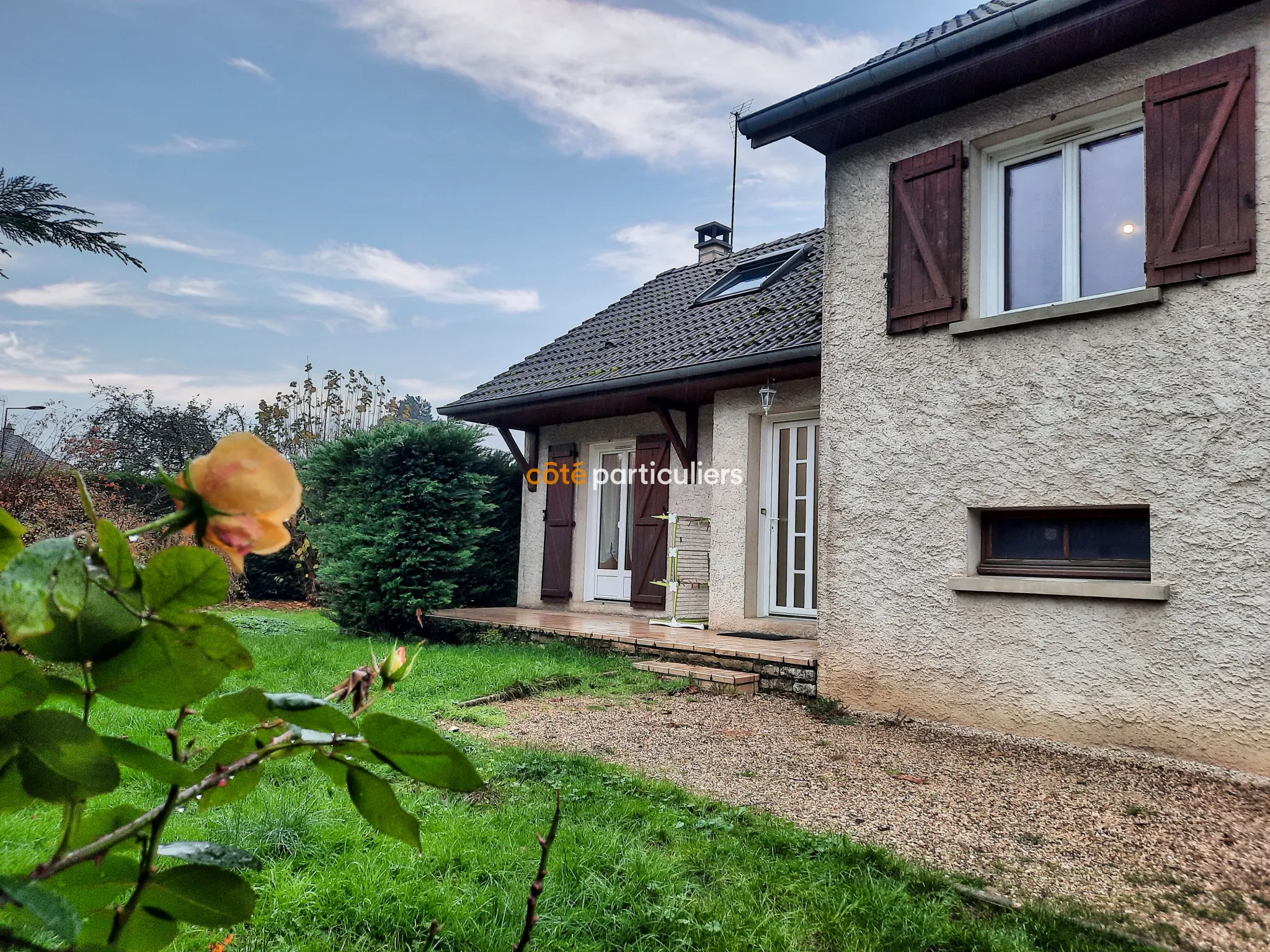 Maison individuelle à Foucherans avec véranda chauffée et piscine enterrée 