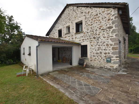 Ancienne grange rénovée au cœur d'un hameau