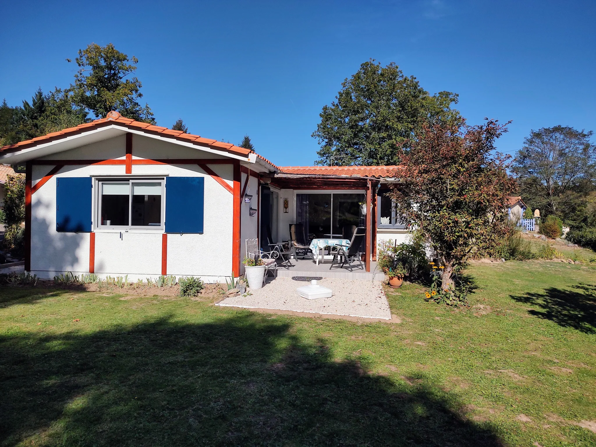 Pavillon de plain-pied au Village Le Chat avec vue sur l'étang 