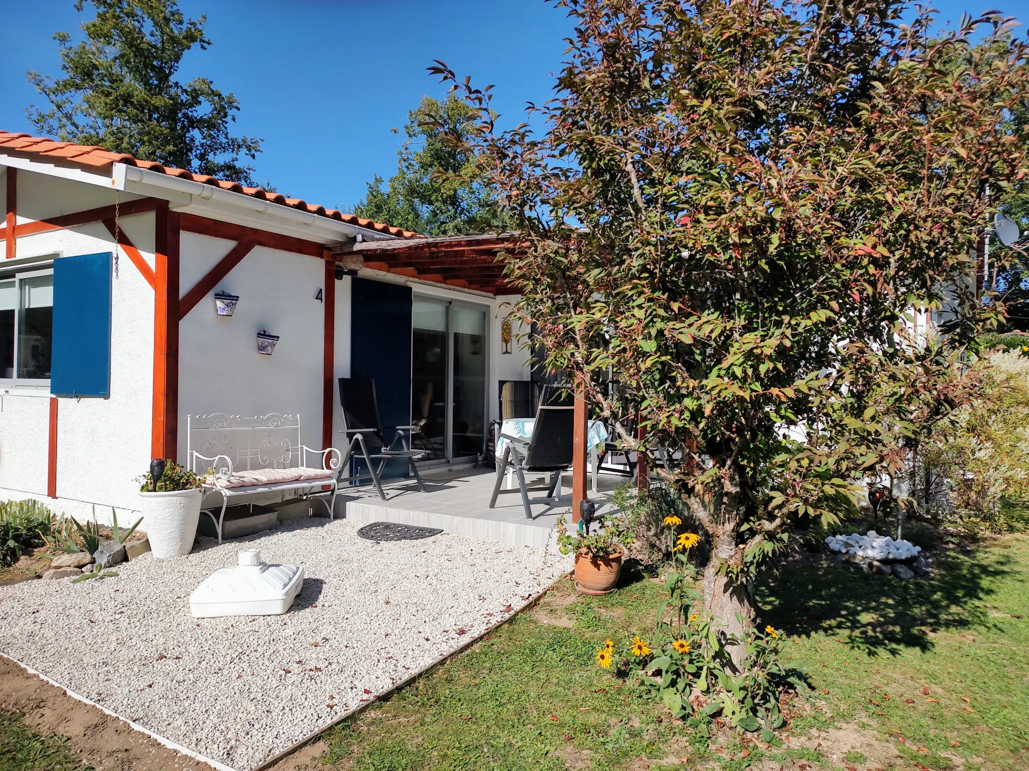 Pavillon de plain-pied au Village Le Chat avec vue sur l'étang 