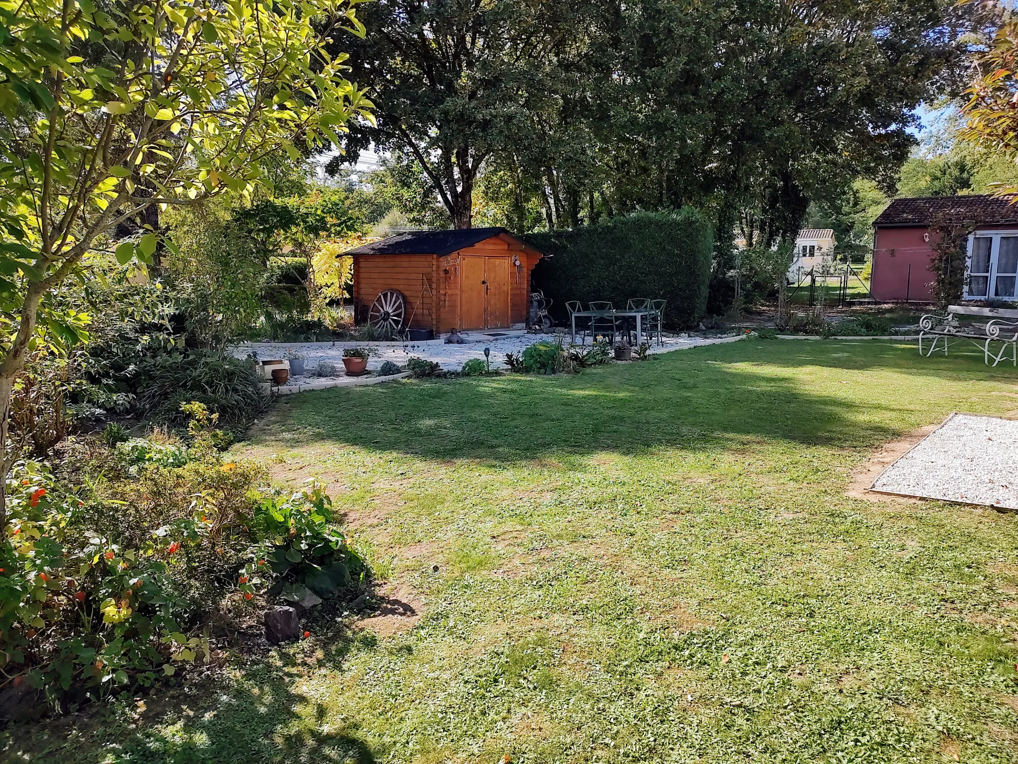 Pavillon de plain-pied au Village Le Chat avec vue sur l'étang 