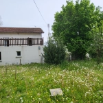 Maison de ville avec joli jardin de 394 m2 arboré et fleuri en bord de rivière à La Couronne, Angoulème