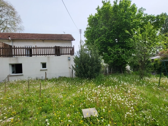 Maison de ville avec joli jardin de 394 m2 arboré et fleuri en bord de rivière à La Couronne, Angoulème