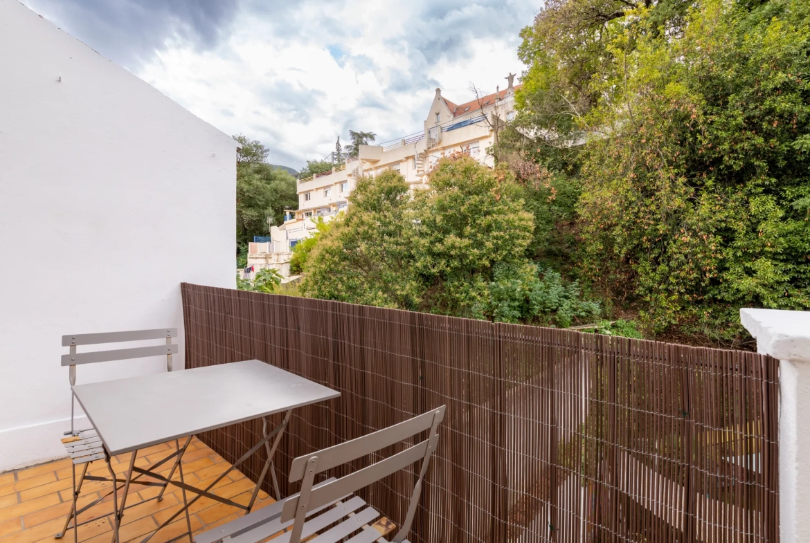 Studio Meublé avec Balcon au Dernier Étage au Centre-Ville 