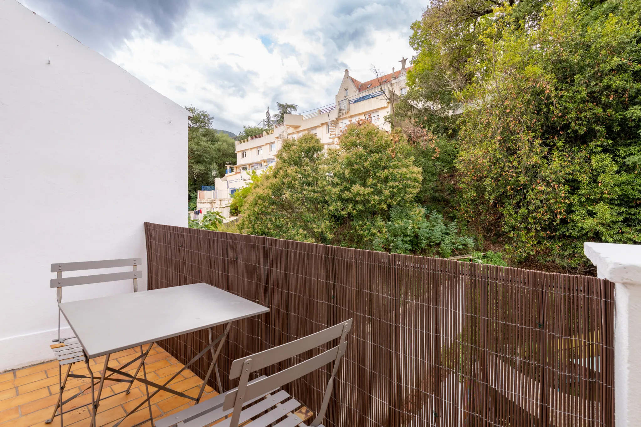 Studio Meublé avec Balcon au Dernier Étage au Centre-Ville 