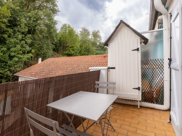 Studio Meublé avec Balcon au Dernier Étage au Centre-Ville