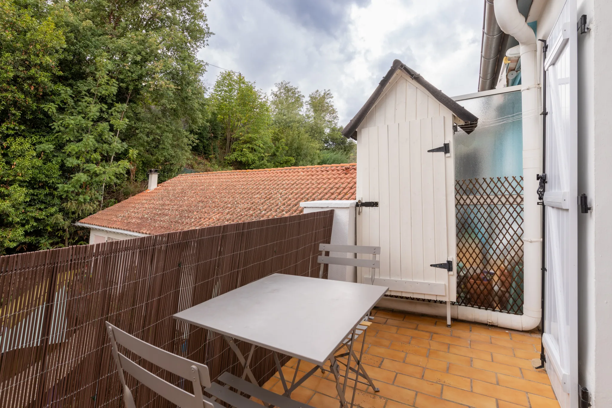 Studio Meublé avec Balcon au Dernier Étage au Centre-Ville 