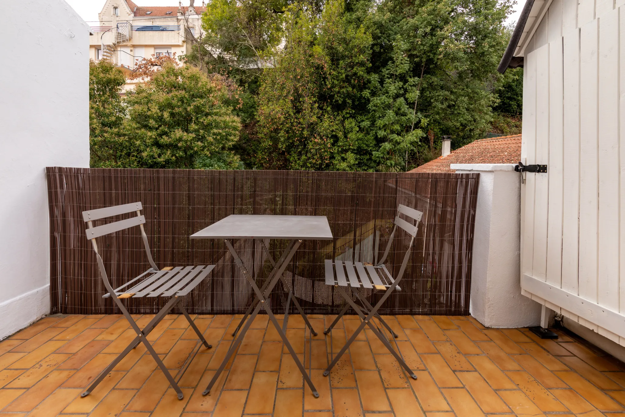 Studio Meublé avec Balcon au Dernier Étage au Centre-Ville 