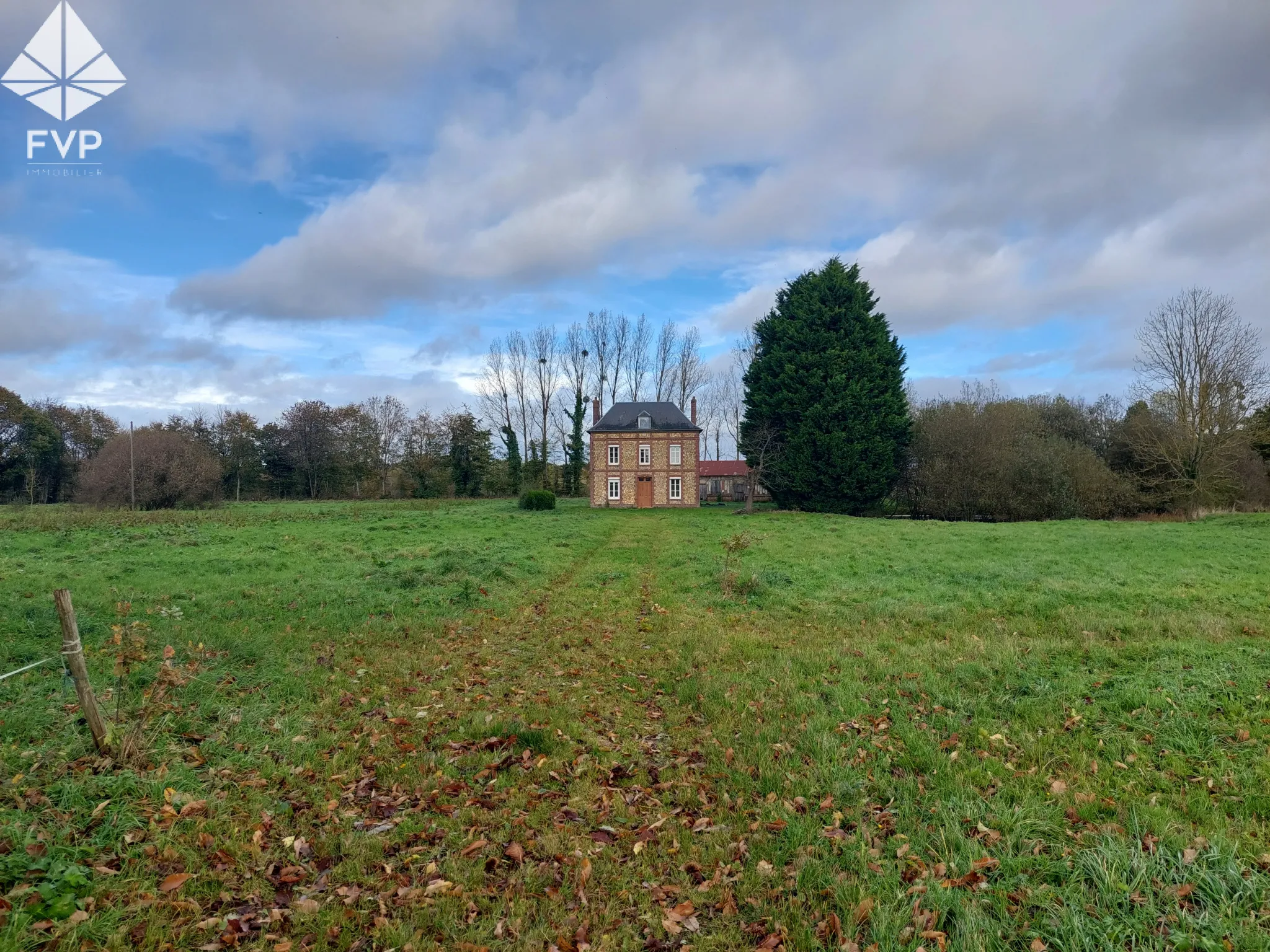 Clos masure sur 2.7 hectares avec dépendances à vendre à Yvetot 