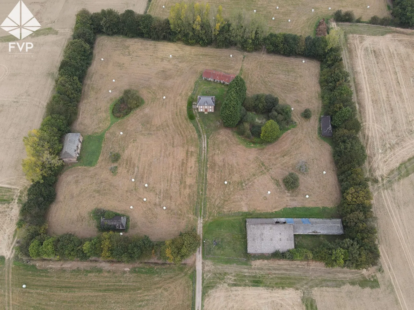 Clos masure sur 2.7 hectares avec dépendances à vendre à Yvetot 