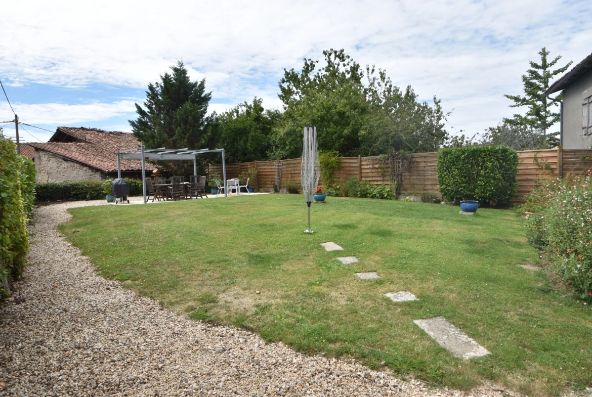 Maison de Hameau Rénovée à Le Lindois 