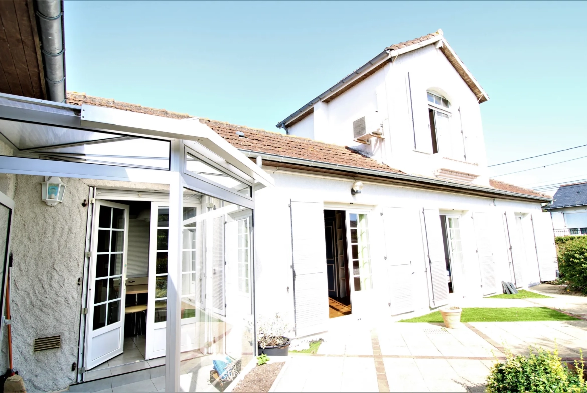 Maison Années 30 avec Garage/Atelier et Terrain Constructible à Angers 