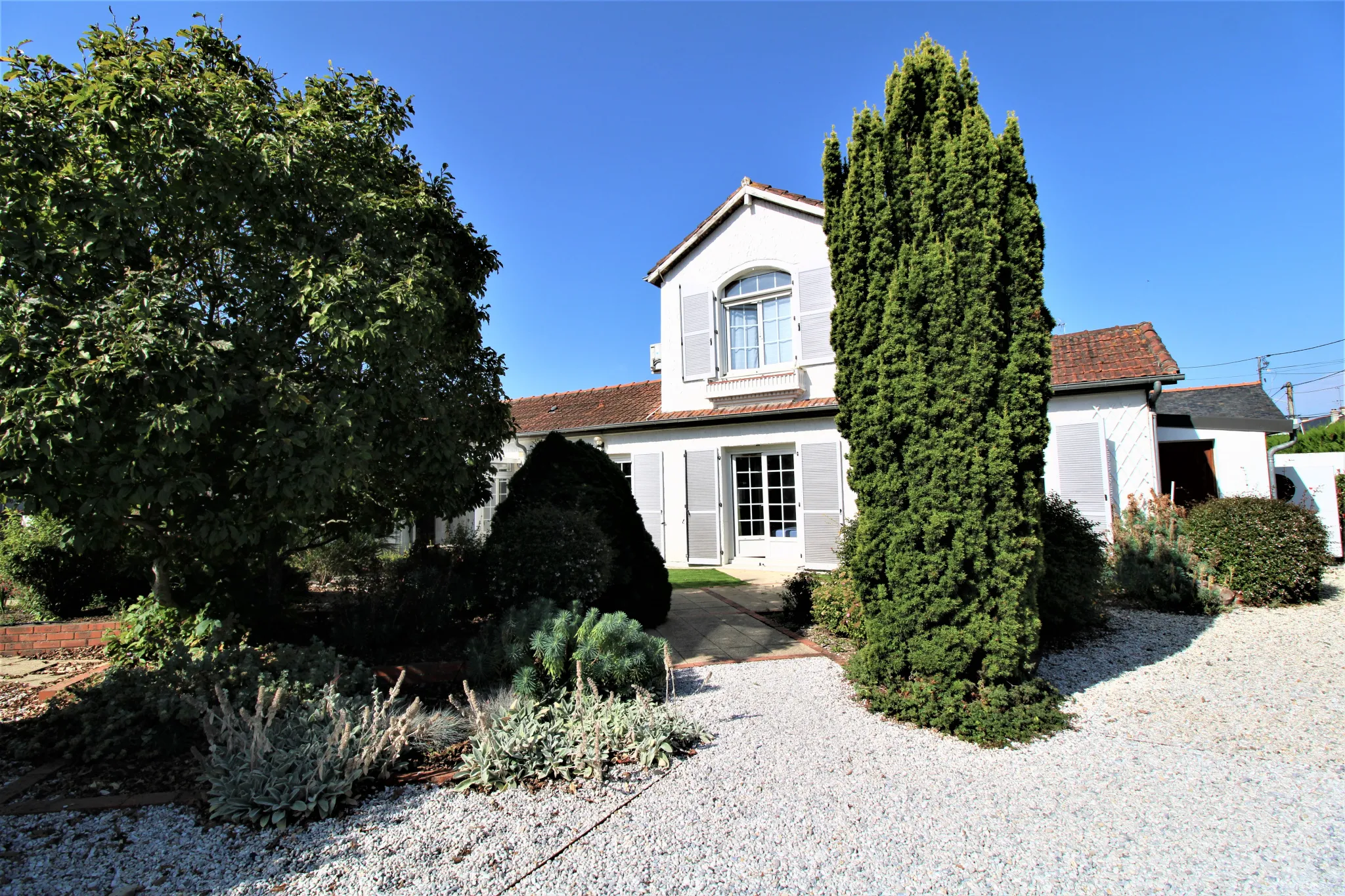 Maison Années 30 avec Garage/Atelier et Terrain Constructible à Angers 