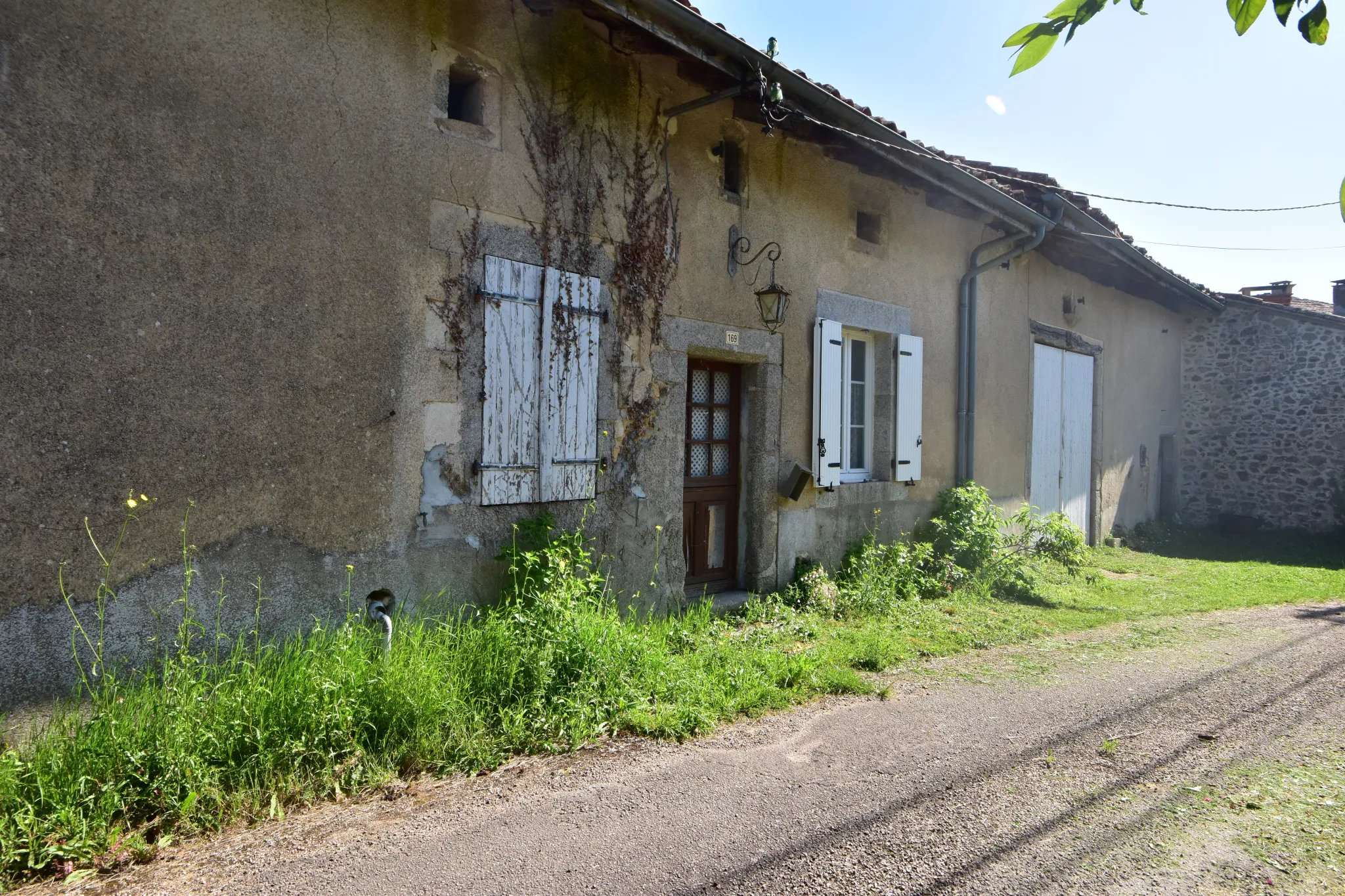 Maison de Village à Rénover avec Grange - Busserolles 