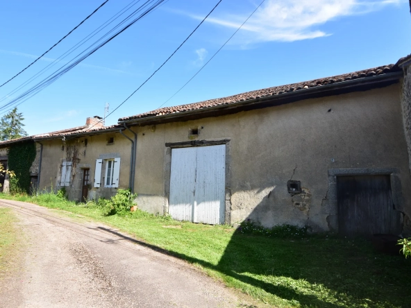 Maison de Village à Rénover avec Grange - Busserolles