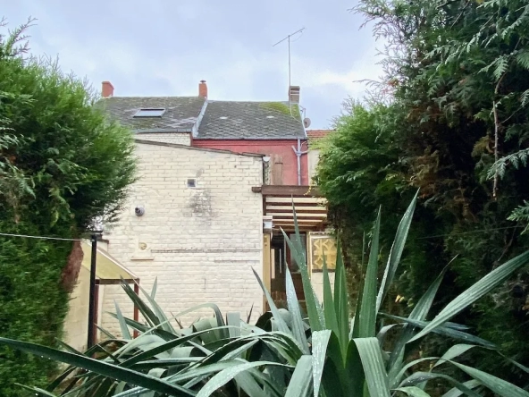 Maison en briques avec jardin et terrasse à Hautmont