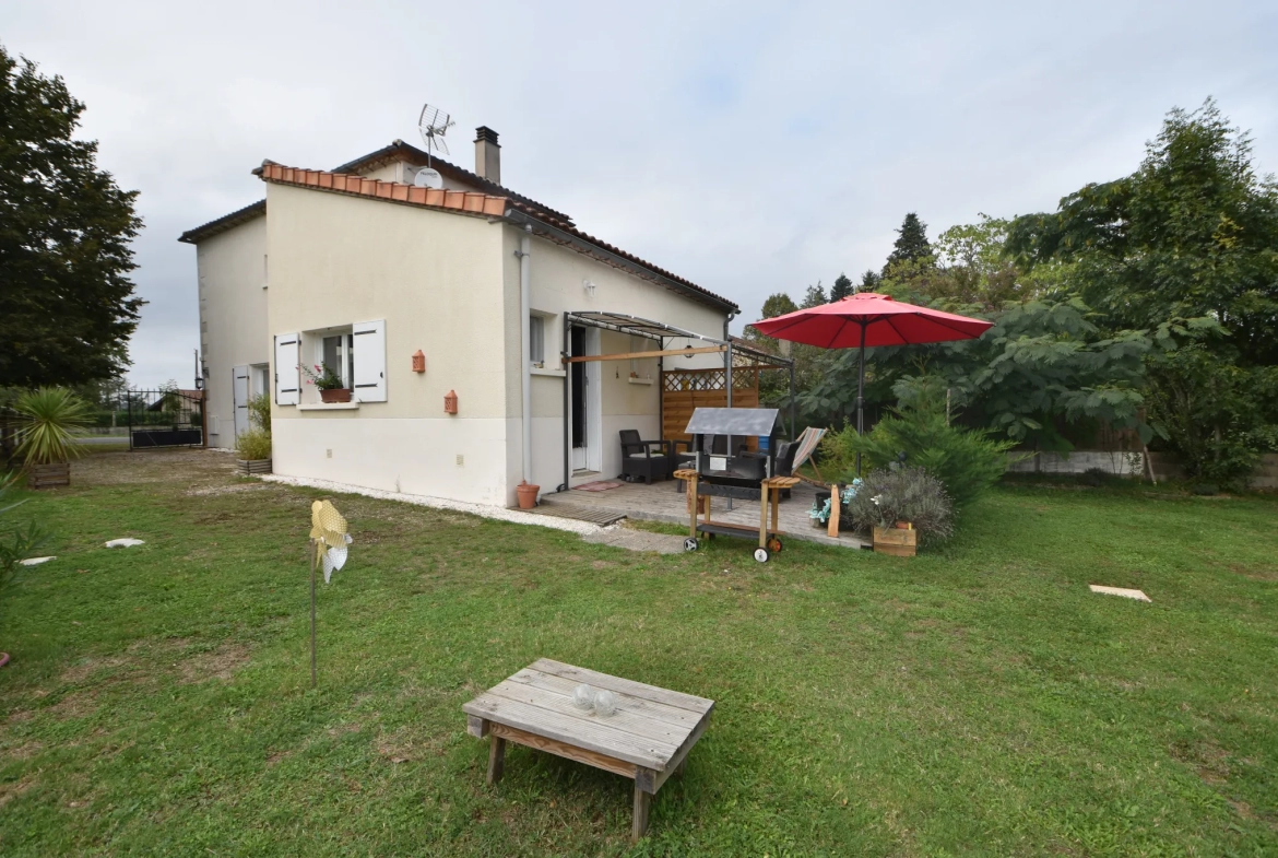 Maison de Village à Rouzède avec Cuisine Equipée et Jardin 